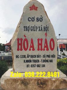 khắc chữ trên đá và biển hiệu