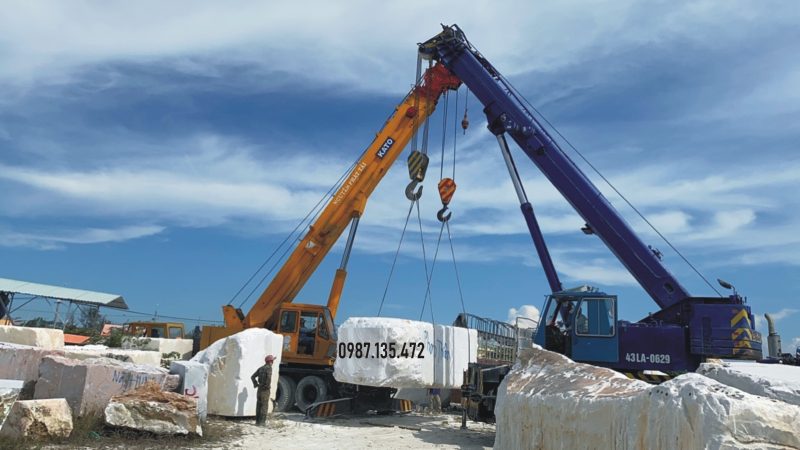 Đá nguyên khối chế tác cuốn thư, lăng mộ