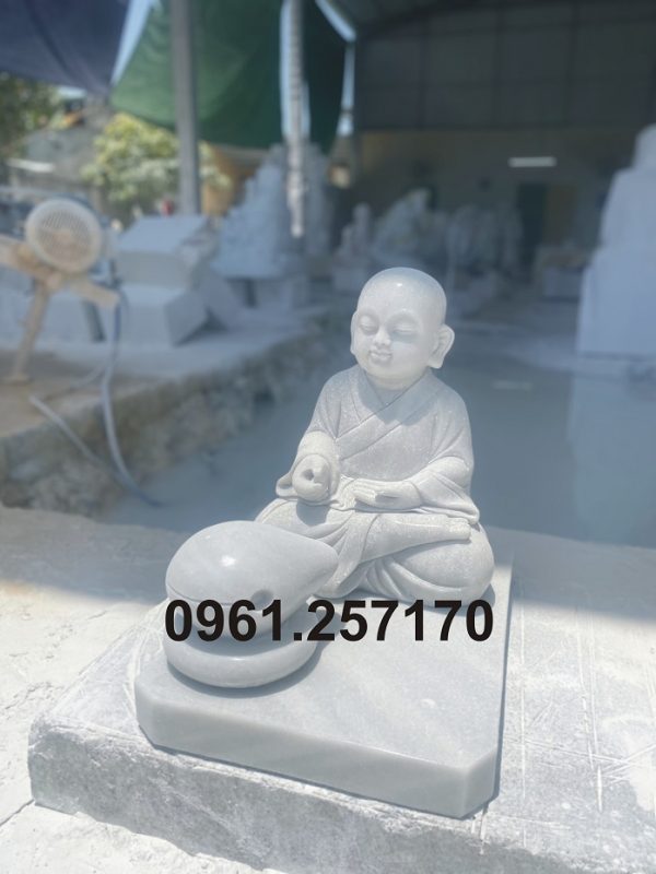 Tượng chú tiểu bằng đá trắng