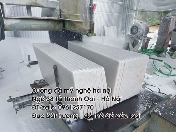 Xưởng đá trắng chế tác bát hương và đồ mỹ nghệ.